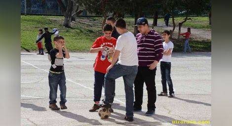 Деца от Ирак, Сирия и Афганистан играят футбол с връстници в Европейското училище