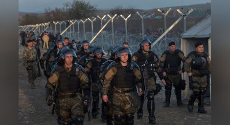 Македония изпраща още войска и полиция по границата с Гърция 