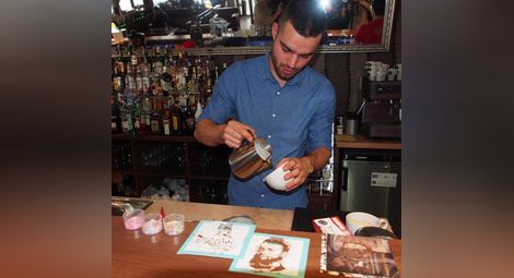 Барман рисува Левски и Ботев върху кафе