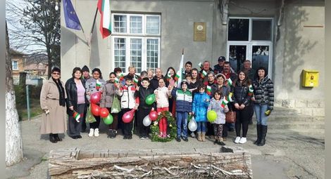 Чилновчани поднесоха венци  на паметника на руския воин 