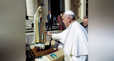 Папа Франциск благослови плевенска статуя на Дева Мария от Фатима