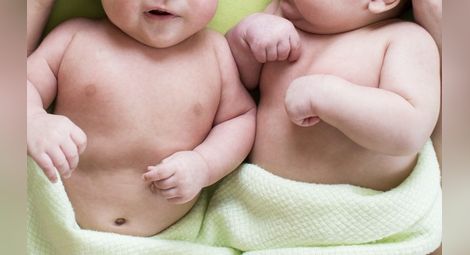 Медицинско чудо: Близнаци от двама различни бащи