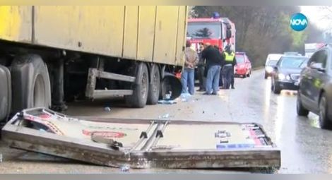 Тежка катастрофа край Търново! Три тира и кола се помляха