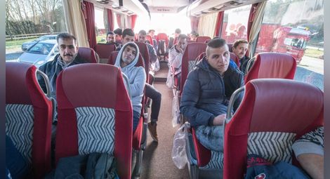 Мигрантите вече са на границата с Албания, докарани от гръцките власти