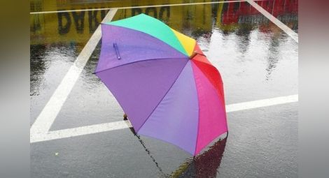Дъждът обхваща цяла България, температурите падат