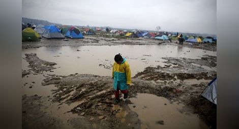 Над 10 000 души изкараха поредната тежка нощ в лагера в Идомени