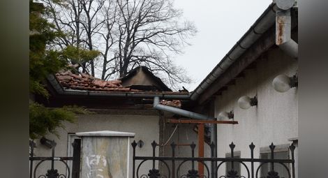 Къща остана без покрив заради късо съединение