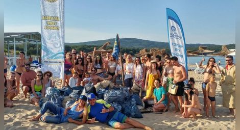 Сърфисти почистват плаж Ропотамо