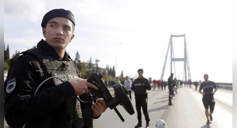 Паника в Истанбул, затвориха моста свързващ Европа и Азия