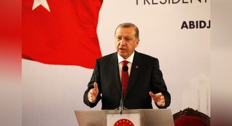 През април Ердоган започва кампания за всесилно президентство