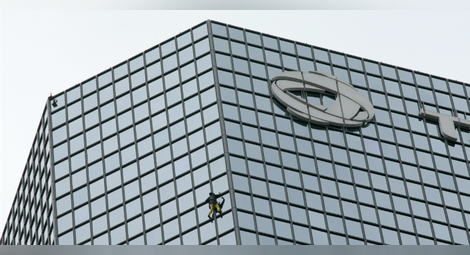 Човекът-паяк Ален Робер се изкачи по 187-метрова сграда в Париж 