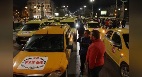 Таксиметрови шофьори: Законът трябва да се промени