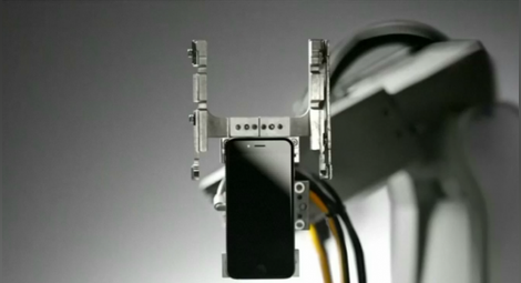 Робот с 29 ръце разглобява iPhone за 11 секунди