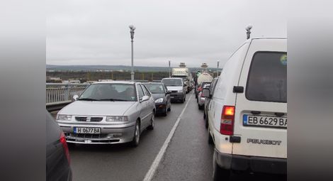 Минимум час, за да се премине Дунав мост с лек автомобил