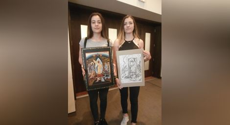 Дарбите на Борислава Борисова /вляво/ и Габриела Григорова им донесоха първи награди от националния конкурс „Бог е любов“. 			                         Снимка: Авторът