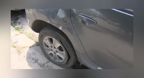 Криминално проявен наряза гумите на 30 коли в София