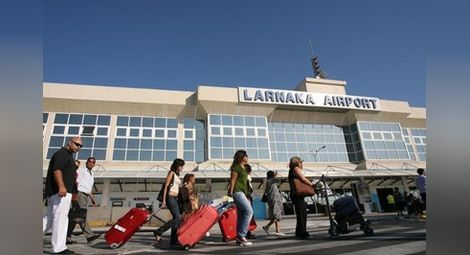 Още хора са освободени от похитения самолет в Кипър, лични мотиви стоят зад атаката