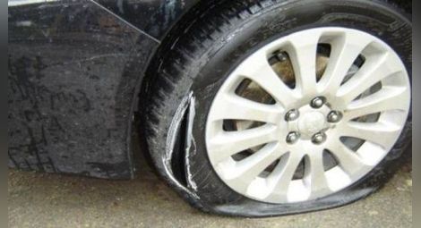 Работник сряза гумите и заля с масло колата на шефа за 10 неплатени надници