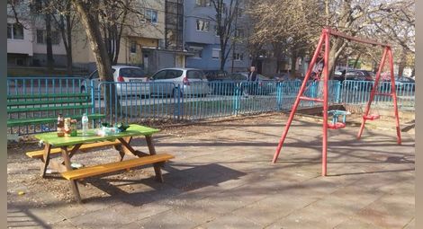 Детска площадка в „Здравец“ отново превърната в пивница