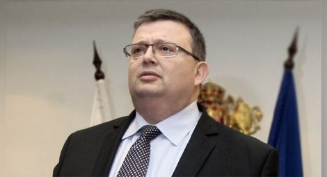 Цацаров: Трябва да се ограничи носенето на бурки на обществени места