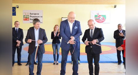 Министър, кмет и Вальо Йорданов откриха ремонтираната борцова зала