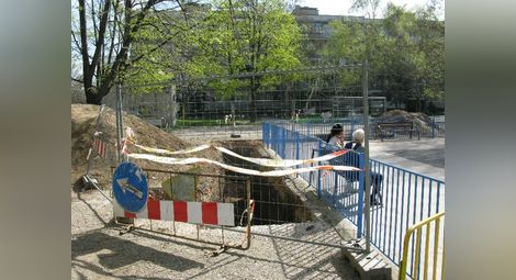 Огромен изкоп зее  до детска площадка