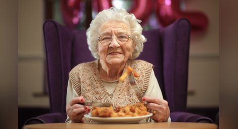 102-годишна британка цял живот се храни с любимата си риба с картофки