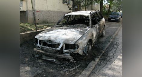 Къща и кола хвърлени в пламъци от подпалвачи