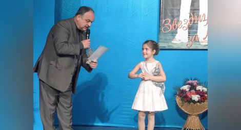 6-годишната Елица Камбурова с награда от „Звездици за Лора“