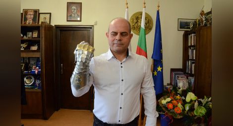 Рицарска ръкавица и мажоретки за рождения ден на кмета Стоилов