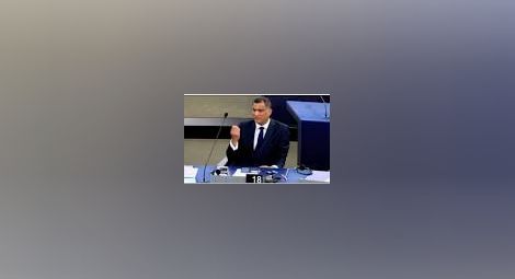 Евродепутат с нецензурен жест към колега по време на дебат в ЕП (видео)
