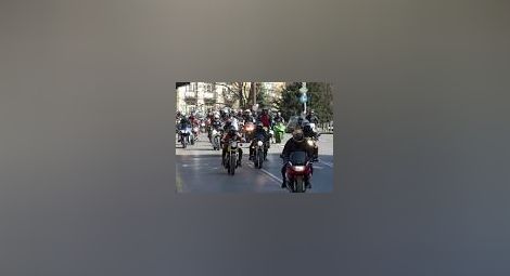 Стотици мотористи на протест пред парламента