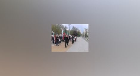 50 скандират пред съдебната палата в Бургас: Пуснете Перата! Мигрантите навън!