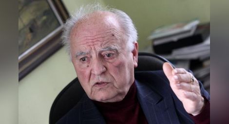 Бившият премиер Димитър Попов изгубил 1000 лева на улицата