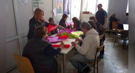 Бездомници плетоха мартеници в приюта „Добрия самарянин“