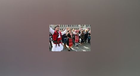 Стотици се хванаха на българско хоро на брюкселския "Гранд плас"