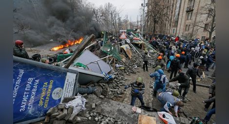Киев: Протестиращи откриха огън по милицията
