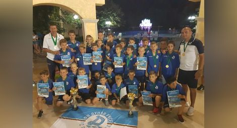 Бургаски футболист награди младите дунавски шампиони