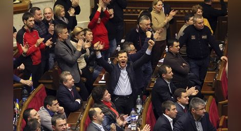 Украинският парламент гласува оставката на Янукович, насрочи дата за избори