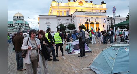 Развялат палатковия лагер пред парламента за 3 март