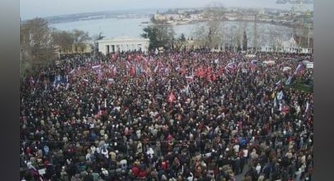 Крим изригна: В Севастопол си избраха президент, в Керч издигнаха руско знаме