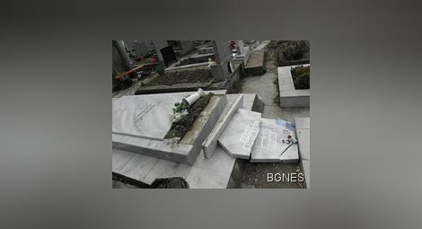 Вандали вилняха в гробищата в Благоевград