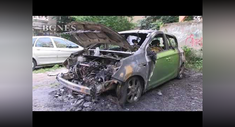 Кола горя тази нощ на паркинг в Русе, пострадаха още две (Видео)