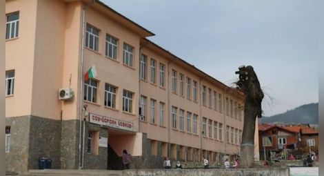 Полиция въведе новия директор в училището в Рибново