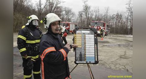 Новата техника на Пожарната спаси от срутване пламнала къща