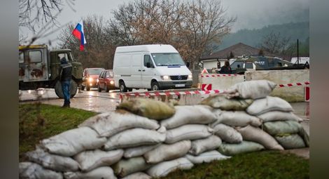 Паника в Крим, руско знаме над местния парламент