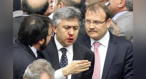 Масов бой в турския парламент, един със счупен нос