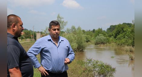 Областният управител галин Григоров и кметът на Дряновец Тихомир Йорданов следобед огледаха част от наводнените територии.  Снимка: ОА