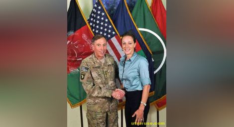 И главнокомандващият на US частите в Афганистан в кюпа с шефа на ЦРУ, полиция обискира къщата на ВИП любовницата 