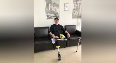 24-годишният Сашо прави първи самостоятелни крачки, но се нуждае от средства за протеза
